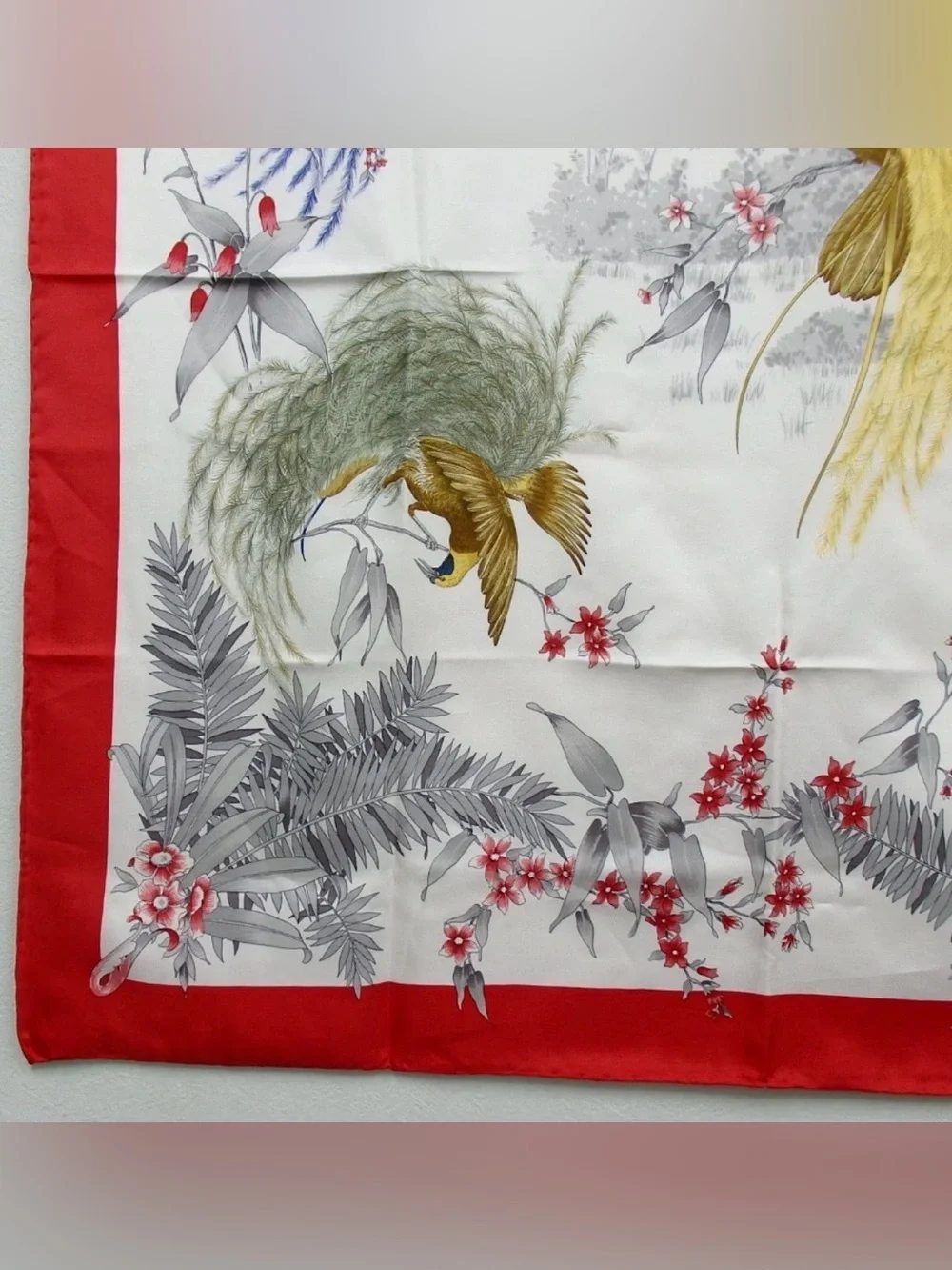 GUCCI Floral/Bird Pattern Silk Scarf 😍